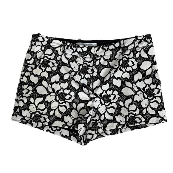 Diane von Furstenberg Black & White Floral Lace Shorts - Size 12 - Picture 2 of 5